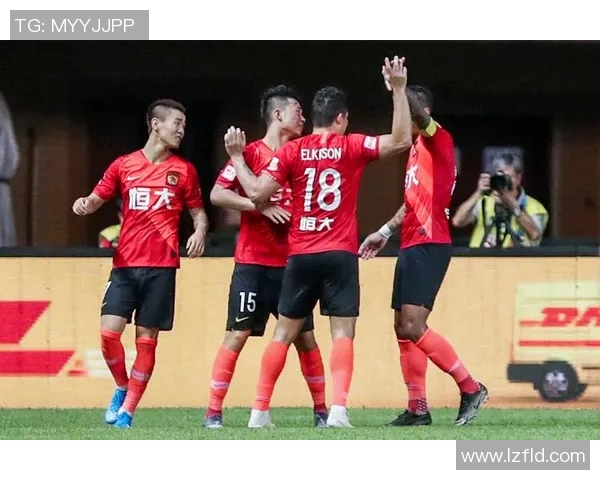 恒大与上港激战正酣谁能在这场巅峰对决中笑到最后